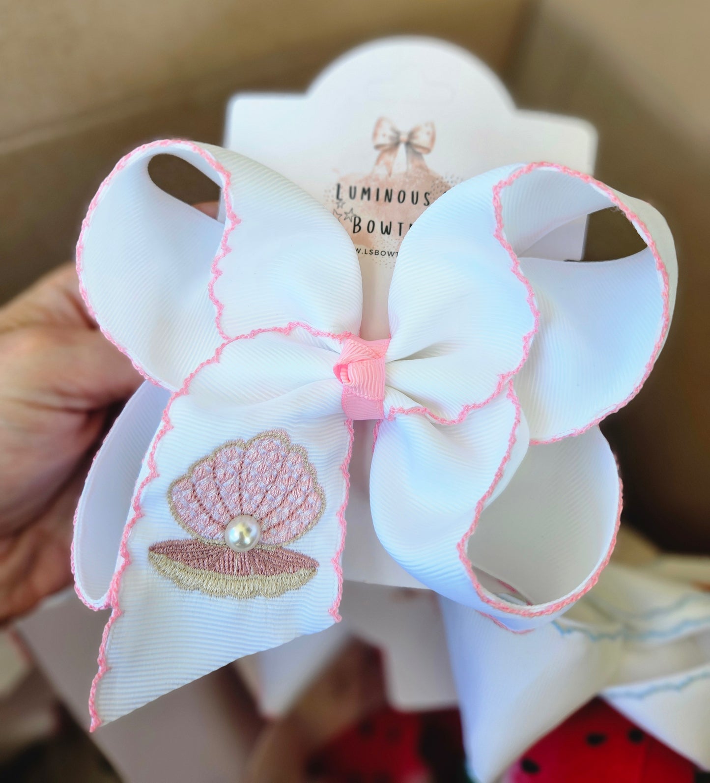 Clam Pearl Shell Clip Bow