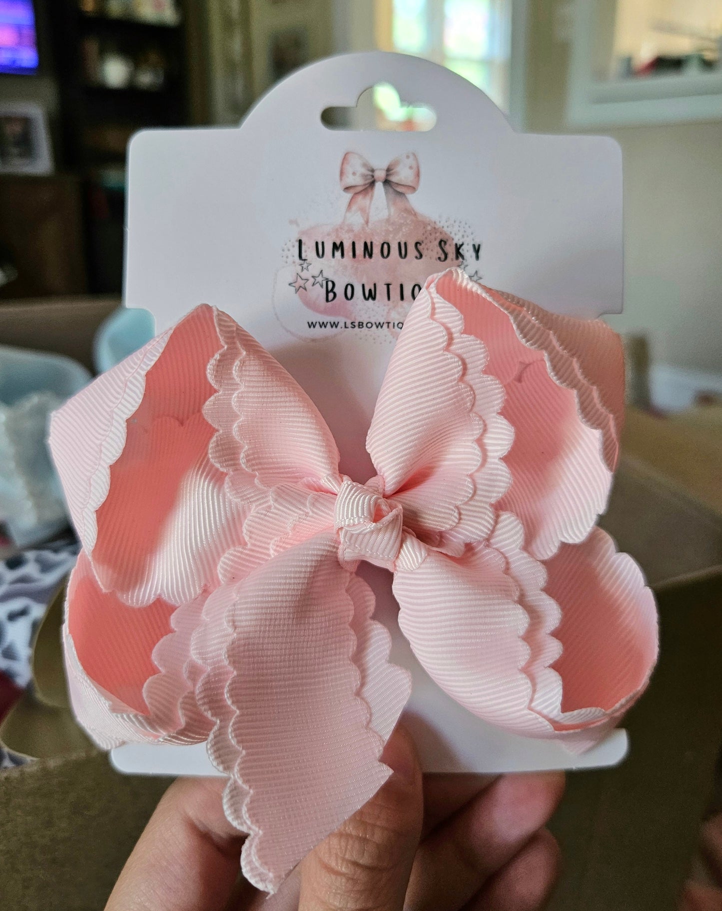 Medium Pink Scallop Edge Clip Bow